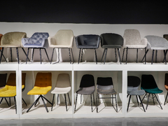 Restaurante de piernas metálicas con silla de comedor tapizada