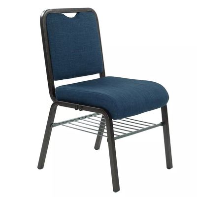 comprar Estalando sillas de iglesia entrelazando pintura de aerosol para un aspecto moderno Fabricación en línea