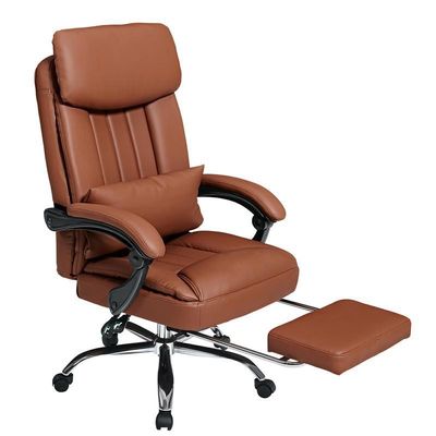 Silla ejecutiva de cuero marrón con reposapiés