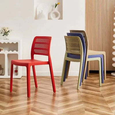 Silla de comedor específica de estilo sencillo de apilamiento silla de plástico de PP OEM colores 55 * 46 * 45 * 86cm para el comedor