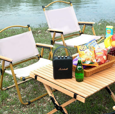 Silla de pesca de acampada al aire libre con reposabrazos portátiles.